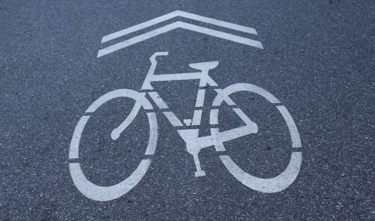A bike lane with arrows pointing in the direction of a bicycle.