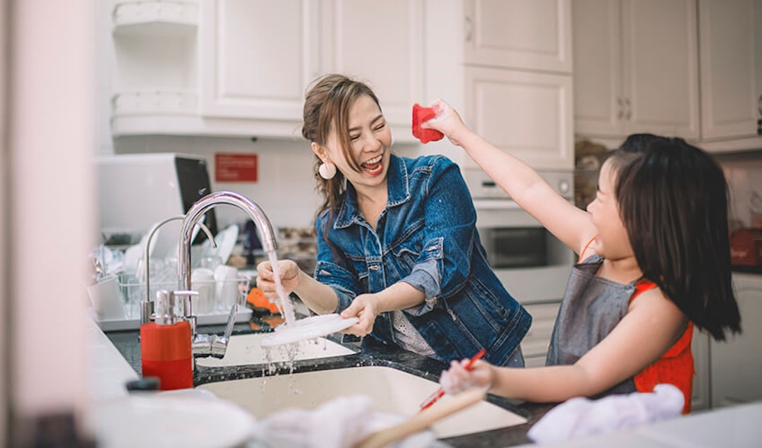 blog-img--mom-and-her-daughter-washing-up-dishes-while-laughing.jpg