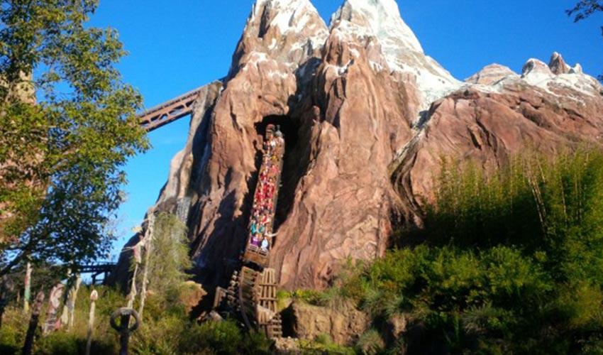 Disneyland's mountain mountain roller coaster in hollywood, california.