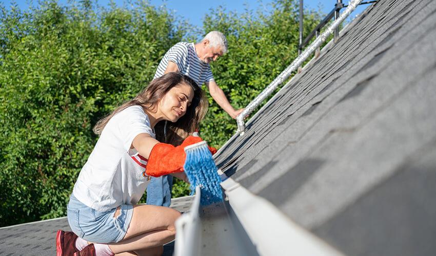 blog-img--men-and-women-cleaning-their-roof-gutters.jpg